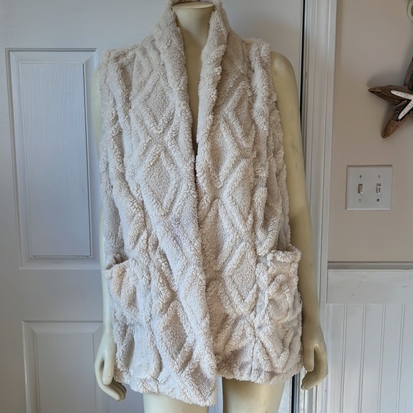 KOOLABURRA by UGG Embossed Sherpa Fuzzy Fleece Vest Birch Cream M - Picture 2 of 11